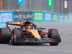 Piastri se impuso a Max Verstappen, quien salió desde la pole position y con quien peleó de tú a tú desde que se apagaron las luces en el circuito. EFE/ C. HERRERA-ULASHKEVICH.