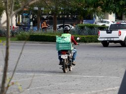 Uber, DiDi, Rappi y muchas otras plataformas han convertido a los repartidores en piezas clave del día a día para las grandes metrópolis. EL INFORMADOR / ARCHIVO