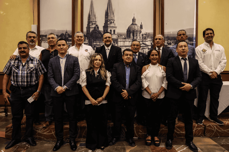 En la reunión estuvieron presentes dirigentes de Canacar, Agruas, Amotag, Conatram, Empresarios del Corredor Guadalajara-Chapala, Fematrac, INDECO y de la Unión de Comerciantes del Mercado de Abastos de Guadalajara. EL INFORMADOR / A. NAVARRO