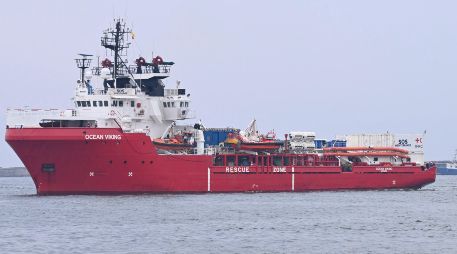 El personal del buque Ocean Viking, operado por la ONG, avistó desde cubierta las embarcaciones, frente a las costas de Libia. EFE / C. Fusco