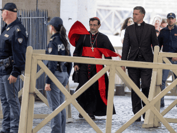 Uno de los primeros ritos de este cónclave se producirá en la tarde del lunes, cuando tanto eclesiásticos como laicos prestarán el juramento de guardar absoluto secreto de todo lo que ocurra. EFE / M. Percossi