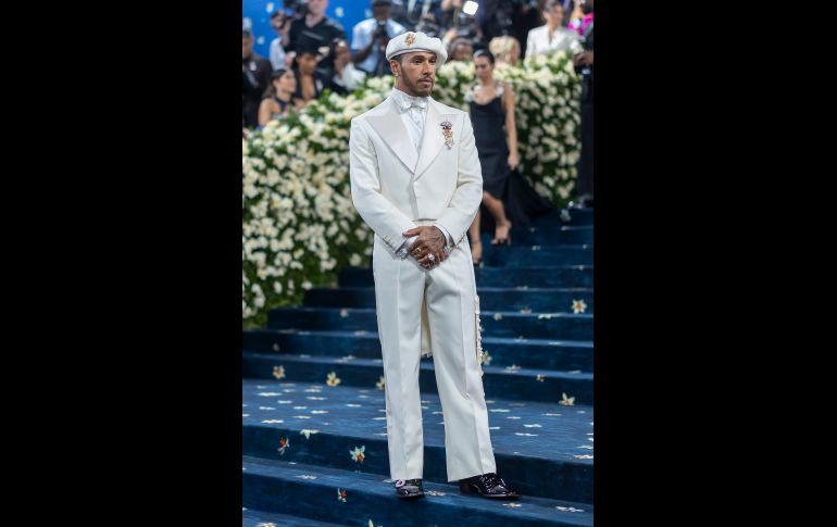 Lewis Hamilton posa en la alfombra roja de la Gala Met 2025.  EFE/J. Lane.