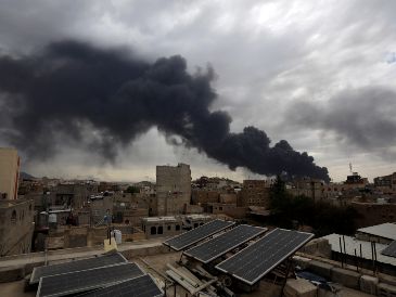Israel ha llevado a cabo ataques aéreos sobre la capital de Yemen, un día después de atacar el puerto de Hodeidah, en respuesta a un misil del grupo Ansar Alá que cayó cerca del aeropuerto israelí Ben Gurion. EFE / Y. ARHAB
