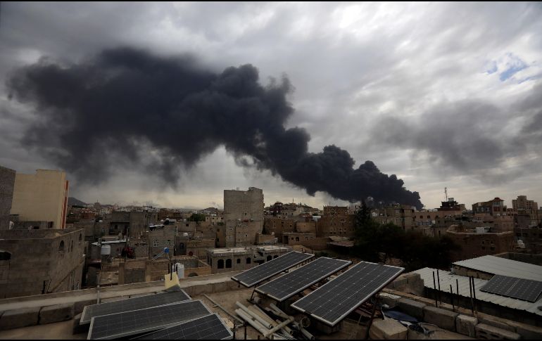 Israel ha llevado a cabo ataques aéreos sobre la capital de Yemen, un día después de atacar el puerto de Hodeidah, en respuesta a un misil del grupo Ansar Alá que cayó cerca del aeropuerto israelí Ben Gurion. EFE / Y. ARHAB
