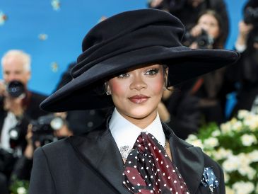 Rihanna se robó las miradas de todos los asistentes de la Met Gala tras anunciar su tercer embarazo. EFE/J. Lane