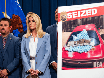 Pam Bondi, la fiscal general de Estados Unidos, en una rueda de prensa en la que se habló de la operación de la DEA. EFE / J. Lo Scalzo