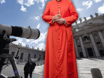 En primer lugar, los purpurados deberán prestar juramento con la mano sobre el Evangelio. AP / A. Medichini / EFE. F. Frustaci