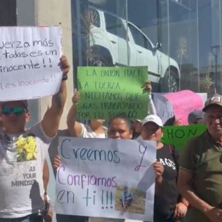 Habitantes de Teuchitlán se manifiestan en la FGR Jalisco en apoyo al alcalde municipal