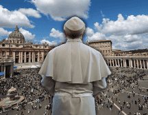 Aún no se conoce quién es y el nombre que elegirá el nuevo Papa, pero se espera que en breve aparezca en el balcón central de la Basílica de San Pedro. EFE / G. Lami