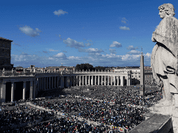 Desde la Capilla Sixtina, el nuevo papa es invitado a ir a la Sala de las Lágrimas, donde desde hace días está preparada la vestimenta que puede empezar a usar. EFE / R. Antimiani