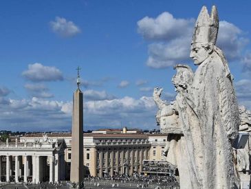 El cardenal está por salir al balcón central para anunciar al próximo Papa. EFE / EPA / RICCARDO ANTIMIANI