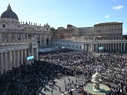 La fumata blanca pilló por sorpresa a los miles congregados, que se mostraron exultantes, han empezado a aplaudir y a gritar 