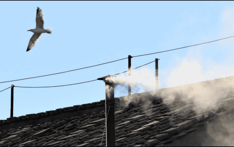 La chimenea, colocada en el techo de la Capilla Sixtina y visible desde la Plaza de San Pedro, se convierte así en el centro de atención para fieles católicos. EFE/A. DI MEO