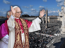 Este jueves 8 de mayo se conoció el nombre y rostro del nuevo Sumo Pontífice, León XIV, que sucede a Francisco en el trono de San Pedro. EFE / R. Antimiani / A. Di Meo