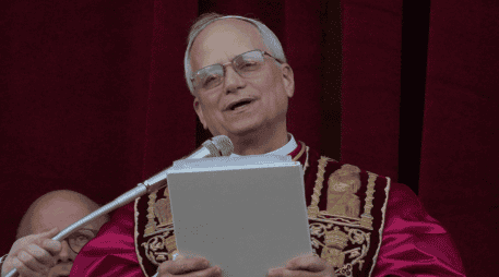 El nuevo papa León XIV, dedicó este jueves unas palabras en español durante su primera aparición ante el mundo como Pontífice. AP /A. Medichini