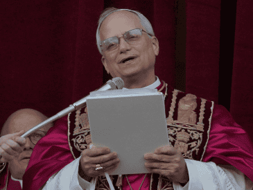 El nuevo papa León XIV, dedicó este jueves unas palabras en español durante su primera aparición ante el mundo como Pontífice. AP /A. Medichini