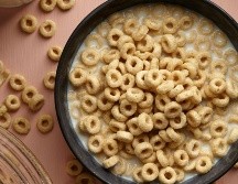 Descubre qué tan saludable es desayunar cereal con leche. UNPLASH / G. COVARRUBIAS