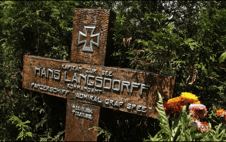 Fotografía de la cruz en donde yacen los restos del comandante del acorazado Admiral Graf Spee, Hans Langsdorff, en un cementerio de Buenos Aires. Uruguay fue escenario de la primera batalla naval entre Alemania y Reino Unido en 1939. EFE / ARCHIVO
