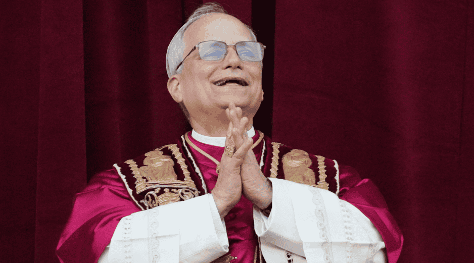 El recién electo papa León XIV se presenta en el balcón de la Basílica de San Pedro, en el Vaticano. AP / A. Tarantino