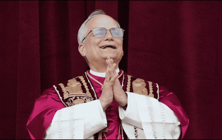 El recién electo papa León XIV se presenta en el balcón de la Basílica de San Pedro, en el Vaticano. AP / A. Tarantino