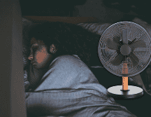 Dormir con el ventilador encendido no es tan buena idea. ESPECIAL / CANVA