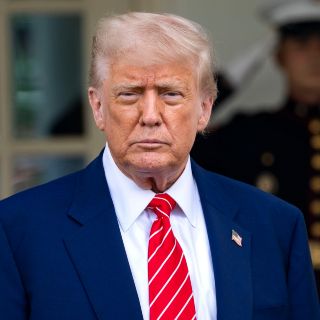 Trump pide al Supremo a revocar el estatus legal de cientos de inmigrantes en EU