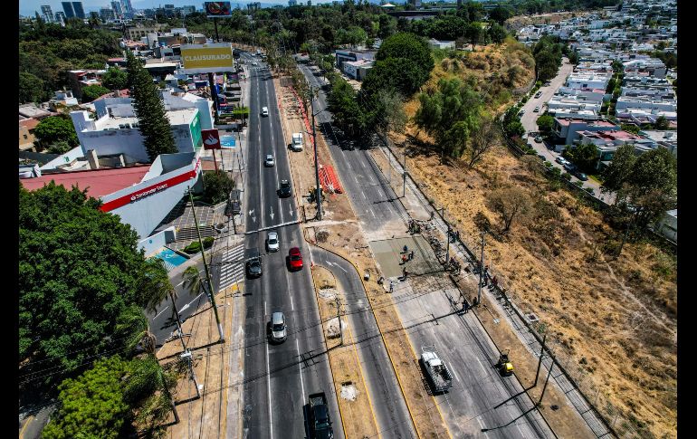 Personal del SIAPA acudió para rellenar con cemento y nivelar con la avenida. EL INFORMADOR/A.NAVARRO