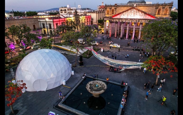 La obra, creada por Mathias Gmachl, incorpora elementos sonoros que remontan a la atmósfera burbujeante y submarina donde se desarrollan estos cetáceos, además de reproducir sus cantos misteriosos con los que se comunican entre sí. EL INFORMADOR / A. Navarro