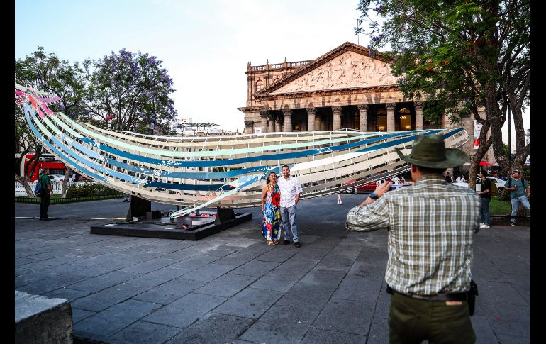 La obra, creada por Mathias Gmachl, incorpora elementos sonoros que remontan a la atmósfera burbujeante y submarina donde se desarrollan estos cetáceos, además de reproducir sus cantos misteriosos con los que se comunican entre sí. EL INFORMADOR / A. Navarro