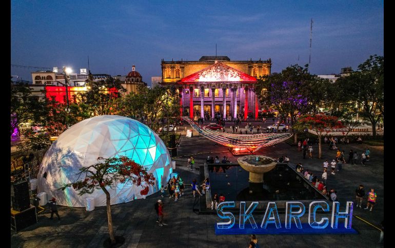 La obra, creada por Mathias Gmachl, incorpora elementos sonoros que remontan a la atmósfera burbujeante y submarina donde se desarrollan estos cetáceos, además de reproducir sus cantos misteriosos con los que se comunican entre sí. EL INFORMADOR / A. Navarro