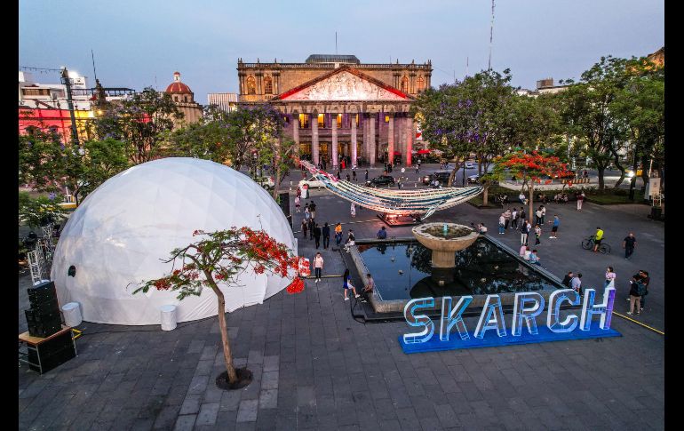 La obra, creada por Mathias Gmachl, incorpora elementos sonoros que remontan a la atmósfera burbujeante y submarina donde se desarrollan estos cetáceos, además de reproducir sus cantos misteriosos con los que se comunican entre sí. EL INFORMADOR / A. Navarro