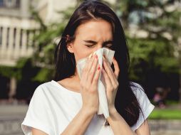 La próxima vez que sientas uno venir, no lo detengas: mejor, estornuda con responsabilidad. CANVA