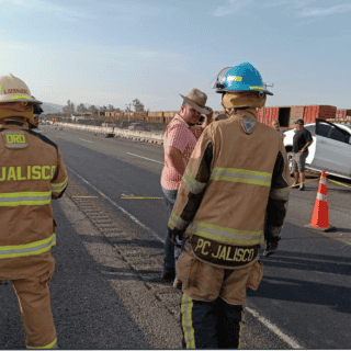 Volcadura en autopista a Colima deja tres muertos