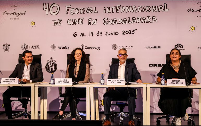 César Omar Avilés González, Daniela Yoffe Zonana, Estrella Araiza y Guillermo Arturo Gómez Mata posan durante la presentación del FICG 2025. EL INFORMADOR/ A. Navarro