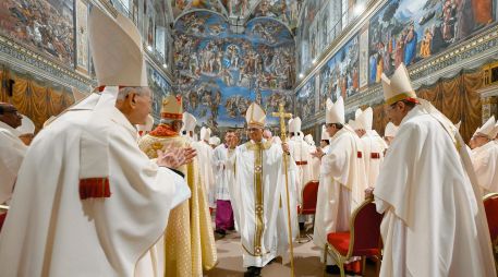 León XIV celebró la primera misa con cardenales en la Capilla Sixtina. Después comunicó que se tomará un tiempo para “reflexionar, rezar y debatir” eventuales cambios en la Curia Romana. AFP