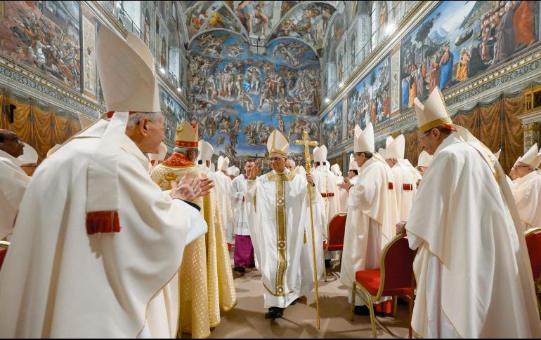 León XIV celebró la primera misa con cardenales en la Capilla Sixtina. Después comunicó que se tomará un tiempo para “reflexionar, rezar y debatir” eventuales cambios en la Curia Romana. AFP