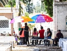 Ni la inclemencia del sol, ni las áridas explanadas de concreto, frenan el cariño de las familias mexicanas que van a visitar a sus madres. EL INFORMADOR / A. Navarro