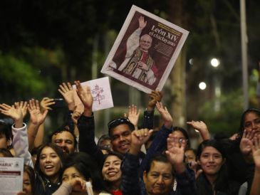 Personas asisten a una misa de acción de gracias este sábado en la plaza central de Chiclayo (Perú). EFE/Paolo Aguilar