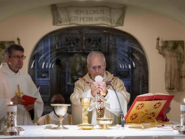 Posteriormente, León dirigió el rezo del Regina Coeli desde el balcón central de San Pedro, donde habló ante los fieles que por millares llenaban la plaza. EFE/Vaticano Dicasterio Per La Comunicazione/F. Sforza