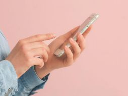 Evita dejar el celular conectado por horas innecesarias, especialmente durante la noche. Las explosiones de baterías son raras, pero no imposibles. CANVA