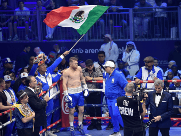 Al derrotar a Scull, el “Canelo” incrementó su récord a 64 victorias que le han valido los títulos de las cuatro grandes federaciones. EFE/EPA/STR