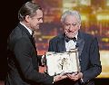 El actor Robert De Niro recibe la Palma de Oro de Honor de manos del actor estadounidense Leonardo DiCaprio durante la ceremonia de apertura de la 78 edición del Festival de Cine de Cannes. AFP
