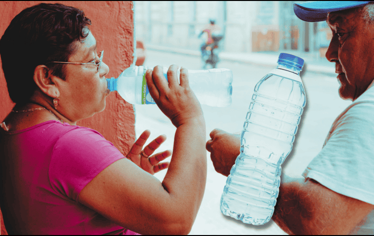 La recomendación es tomar agua cada hora para mantenerse correctamente hidratado. NTX / ARCHIVO