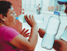 La recomendación es tomar agua cada hora para mantenerse correctamente hidratado. NTX / ARCHIVO