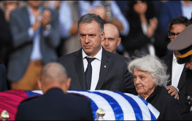 El presidente de Uruguay, Yamandú Orsi, y Lucía Topolansky, viuda de Mujica, presentan sus respetos frente al ataúd del fallecido en el palacio presidencial de Montevideo, Uruguay. AP / M. Campodónico