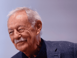 El escritor Eduardo Mendoza recibe el Premio Princesa de Asturias de las Letras 2025. EFE / Quique García