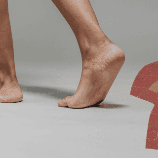 ¿Por qué una persona mueve la pierna al estar sentada, según la psicología?