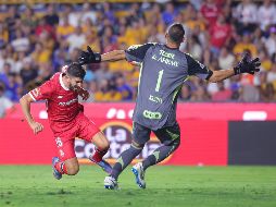 Paulinho encara a Nahuel Guzmán para anotar el gol del empate. IMAGO7