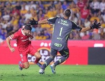 Paulinho encara a Nahuel Guzmán para anotar el gol del empate. IMAGO7