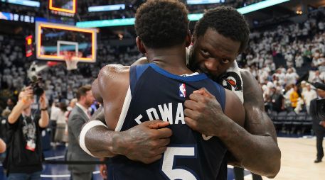 Julius Randle y Anthony Edward celebran la victoria sobre los Warriors. AP/A. Parr